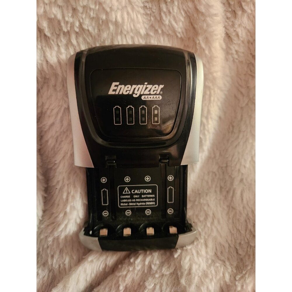 Energizer CHDC7 Black Silver 4 Batteries Ni-MH Battery Charger for AA / AAA Cell